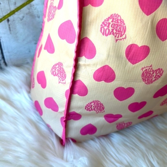 Ideas de regalos de San Valentín para amigas | TikTok Pink By Victoria’s Secret Victoria’s Valentine\'s Day Beauty Bag